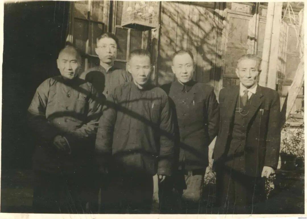 1962年沈达中(右二)与天韵社师友杨荫浏(右一)、阚献之(左一)、唐慕尧(左二)、沈伯涛(中)合影.jpg